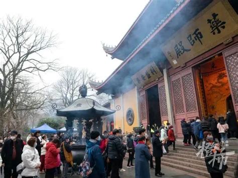 杭州灵隐寺有序恢复开放第一天 举行升国旗仪式