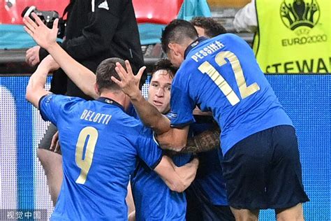 高清：意大利VS奥地利 球迷助威意大利美女抢眼-搜狐大视野-搜狐新闻