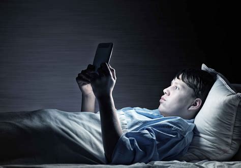 睡前玩手机或能改善抑郁？实际上，它所带来的5种缺点也不能忽视凤凰网北美_凤凰网