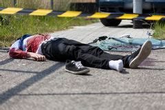 自行车事故和男孩 库存照片. 图片 包括有 白种人, 街道, 子项, 受害者, 失败, 循环, 遭受, 适应 - 46450496