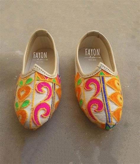 Beige Phulkari Mojdi for Boys – FayonKids