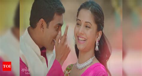 'Aatpadi Nights' teaser: Sayali Sanjeev and Pranav Raorane's fun banter ...