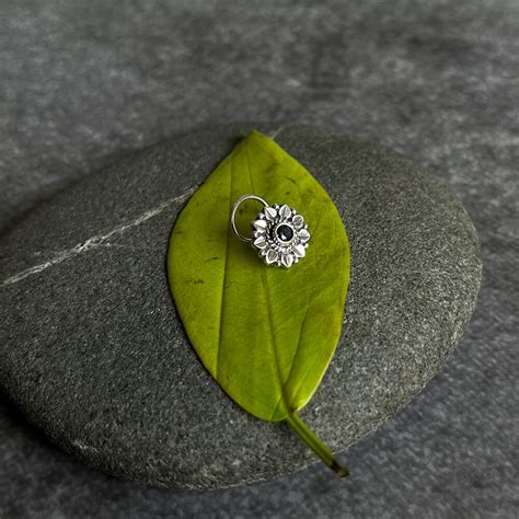Silver Petals With Onyx Nose Pin – Gypsy Maal