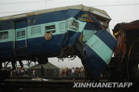 印度火车相撞已致288人死亡