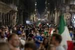 (FOTO) Euforična proslava na ulicama Italije nakon osvajanja europskog ...