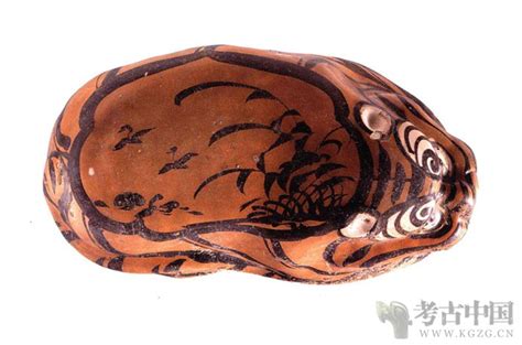 宋代 · 磁州窑白釉剔刻花瓷枕（宁夏博物馆） - 考古网