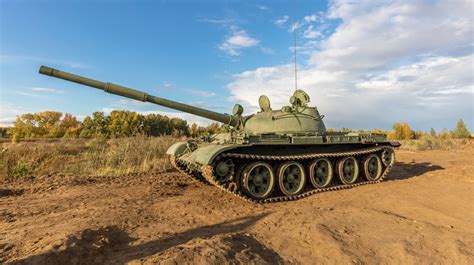 T-62 Tank: Russia's Soviet-Era Fallback in Ukraine