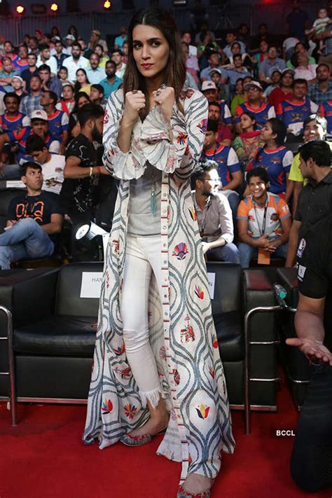 Sushant Singh Rajput poses with Ayushmann Khurrana, Kriti Sanon and ...