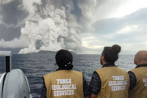 Terrifying Videos Show Moment Of Tonga Volcanic Eruption And Tsunami ...