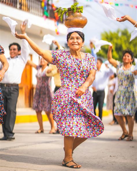 Local People Dancing 的图像结果