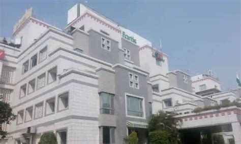 Fortis Hospital Doctors successfully remove 3 cm live cockroach from ...