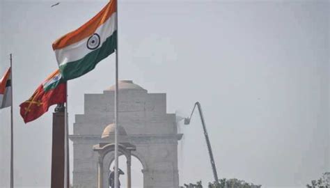 Delhi AQI improves to 152; Most areas record 'moderate' air quality ...