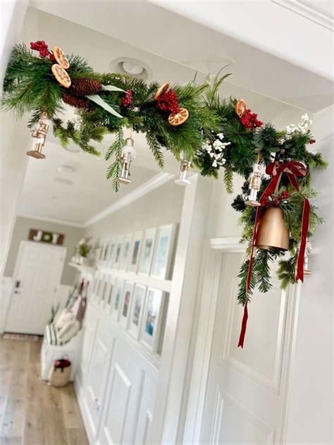 2 Popular Christmas Garland Ideas to Do This Year! | Christmas doorway ...