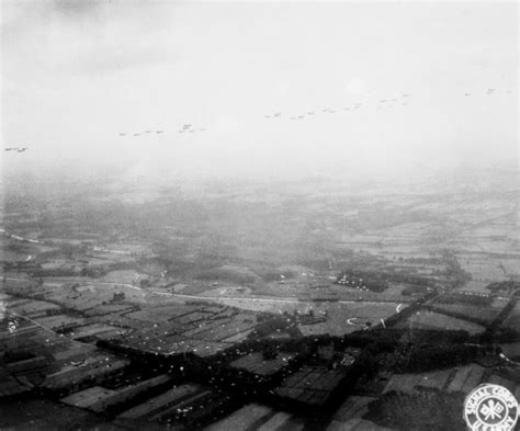 Airborne All The Way! 20 Fantastic Photos of Paratroopers in Action ...
