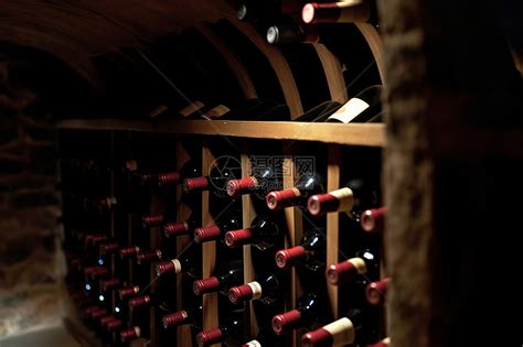 酒窖中的葡萄酒高清图片下载-正版图片600131219-摄图网