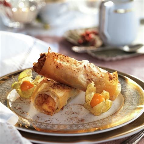 Rollitos crujientes de masa filo rellenos de manzana y canela