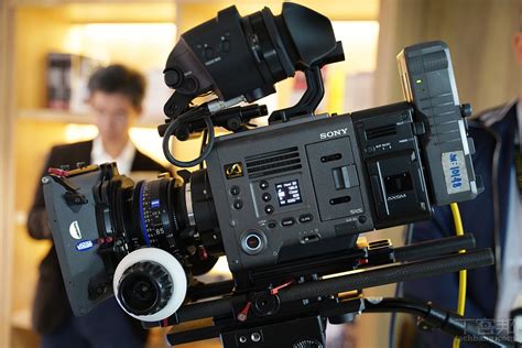 全片幅專業攝影機 Sony FX9 在台上市，將支援 4K 60p 與 15 檔動態範圍 | LINE購物