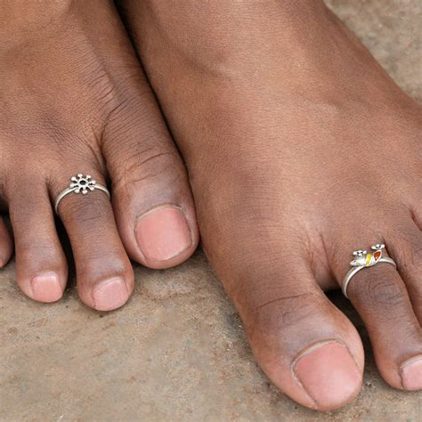 Buy Shaya by CaratLane Paakhi Toe Rings in Oxidised 925 Silver Online