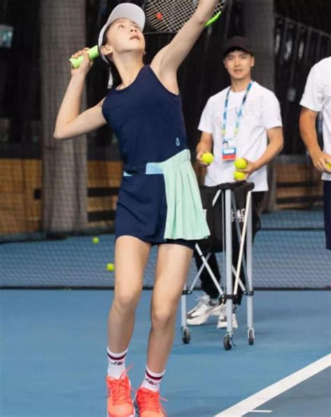网友偶遇田亮女儿训练，这是要走职业网球路吗？_田雨橙