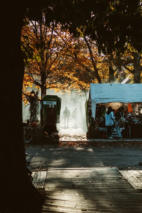 People Standing Outside 的图像结果