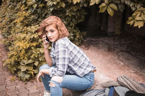 Beautiful young woman calling on phone | Free Photo