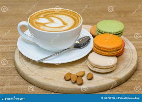 一杯卡布奇诺咖啡，在木桌上放有杏仁和杏仁 库存照片. 图片 包括有 制动手, 新鲜, 平分, 背包, 奶油 - 170790972