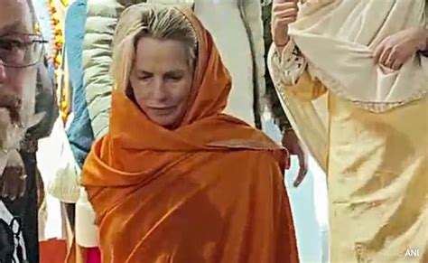 महाकुंभ में भीड़ देख स्टीव जॉब्स की पत्नी को हुई एलर्जी, तबीयत खराब ...