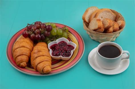 Vue latérale du petit-déjeuner avec confiture de framboises raisin ...