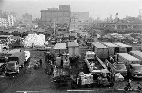 Fishmongers mourn as historic Tsukiji market closes- The Etimes ...