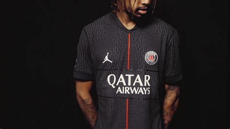Adieu les ailes, place au noir: le quatrième maillot du PSG version 2025-2026 vient d'être dévoilé