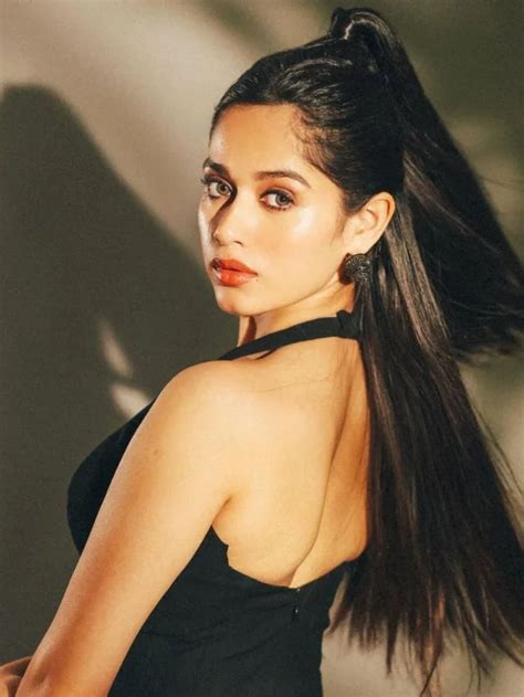 अपने किलर लुक्स से फैंस का दिल धड़काती जन्नत जुबैर - DNP India Hindi