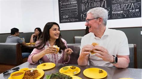 Tim Cook : యాపిల్ CEOకి వడాపావ్ తినిపించిన బాలీవుడ్ హీరోయిన్.. | Apple ...