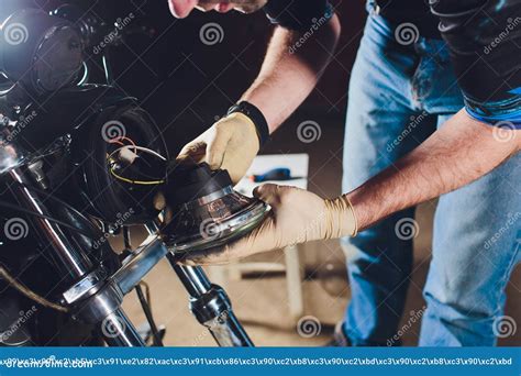 机修工一边修摩托车一边讲电话机修工一边修摩托车一边打电话高清图片下载-正版图片303514343-摄图网