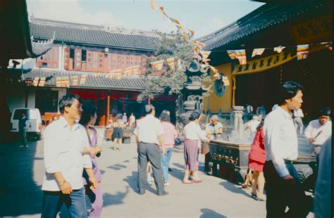 People Standing Around 的图像结果