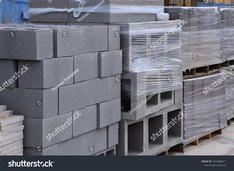 Cement Blocks On Pallets Wall Construction Stock Photo 1701080017 ...