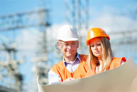 戴头盔的男工和女建筑工人与电高清图片下载-正版图片504747817-摄图网