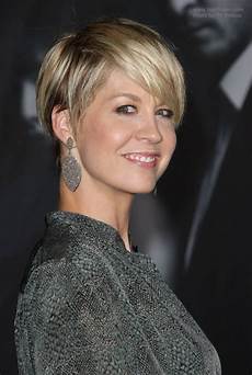 Elfman Hairstyles by Elfman Haircut With Bare Ears And Heavy Bangs Elfman Hairstyles