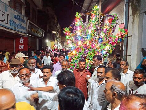 Latest Marathi News | येवल्यात शिंदे कुटुंबाची मानाची मिरवणूक; बैलांवर ...