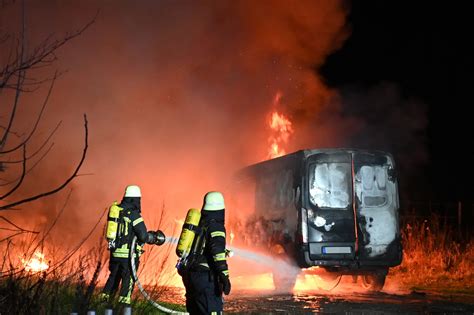 Feuerwehr: Transporter zwischen Reken und Lembeck in Flammen