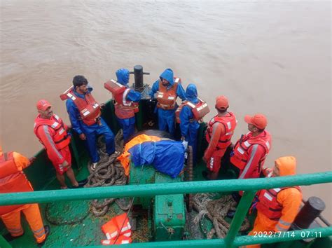 Palghar: 10 workers stuck in swollen Vaitarna river rescued by NDRF, 2 ...