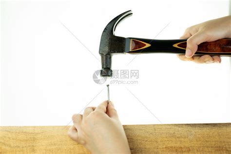 女士握手敲锤打钉子在白种背景的木头上作坊工艺装修高清图片下载-正版图片307938972-摄图网
