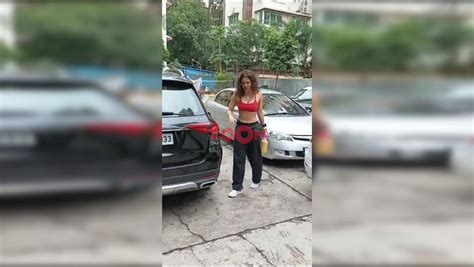 Neha Sharma POSES alone with paps after posing with sister Aisha