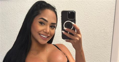 Curvilínea mulher trans venezuelana Andrea Toro ~ Beleza Trans em Foco