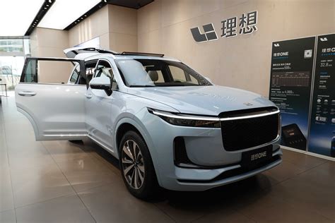 华尔街到陆家嘴精选丨市场对美联储12月降息概率飙至84.7%；阿里巴巴发布夸克AI眼镜 进军消费级AI可穿戴市场