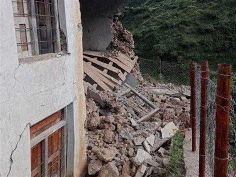 nepal earthquake buildings become debris rescue started many area ...