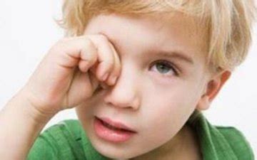 男孩眼睛分泌强力胶 右眼长期闭合若不及时治疗或将面临失明风险(2)|男孩|眼睛-社会资讯-川北在线