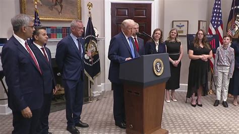 White House links Tylenol to autism risk, experts say link is unproven ...