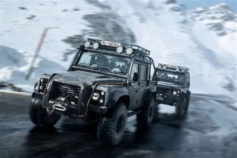 Dijual, Land Rover Defender Bekas James Bond | Oto
