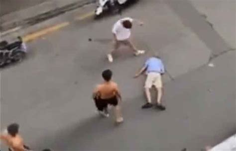 慎！中国爆出当街殴打老人 把头当球踢影片曝光 - 国际日报
