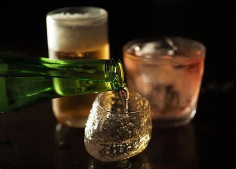 Ist Alkohol förderlich für eine Karriere in Japan? - Neue Studie gibt ...